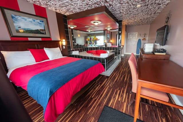 Suite, 1 Queen Bed, Jetted Tub, Courtyard View