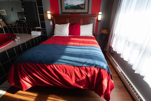 Suite, 1 Queen Bed, Jetted Tub, Courtyard View