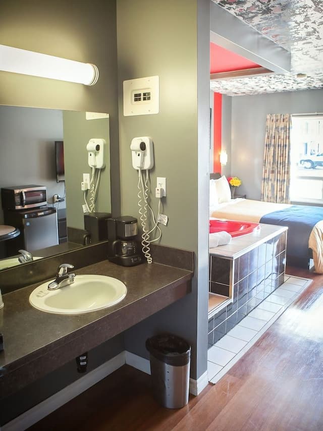 Suite, 1 Queen Bed, Jetted Tub, Courtyard View