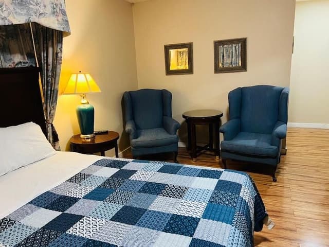 Basic Suite, 1 Queen Bed, Private Bathroom