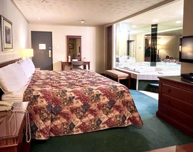 Junior Suite, 1 King Bed, Jetted Tub