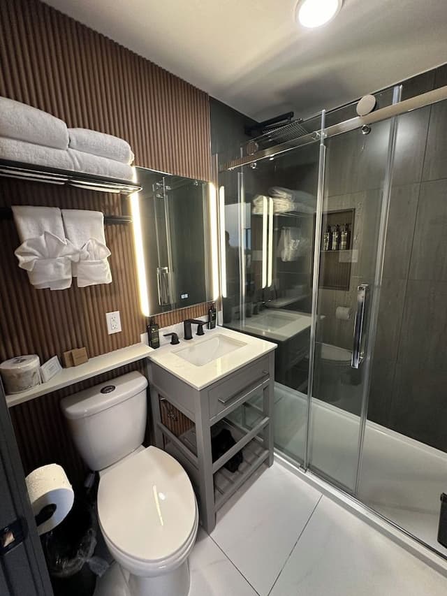 Comfort Room, 1 King Bed, Kitchenette