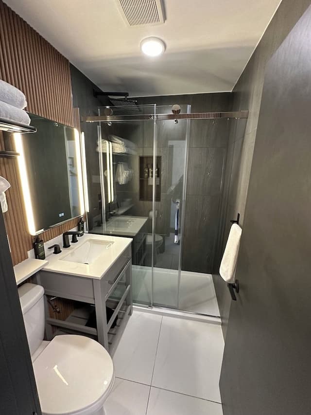 Comfort Room, 1 King Bed, Kitchenette