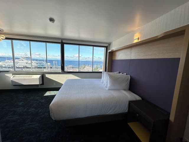 Comfort Room, 1 King Bed, Kitchenette