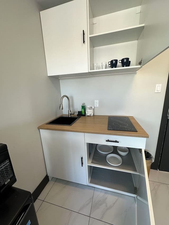 Comfort Room, 1 King Bed, Kitchenette