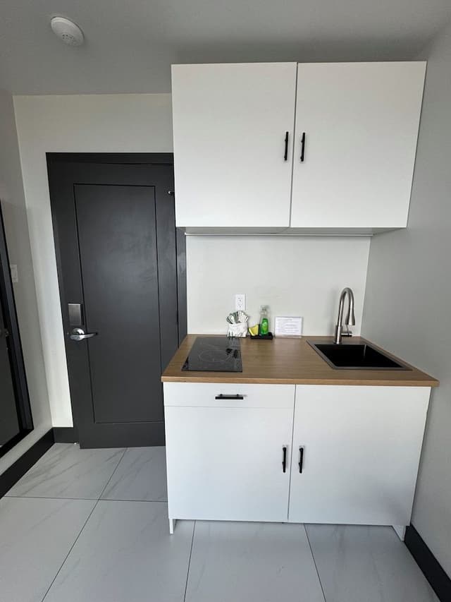 Comfort Room, 1 King Bed, Kitchenette