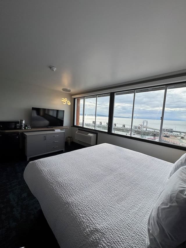 Comfort Room, 1 King Bed, Kitchenette
