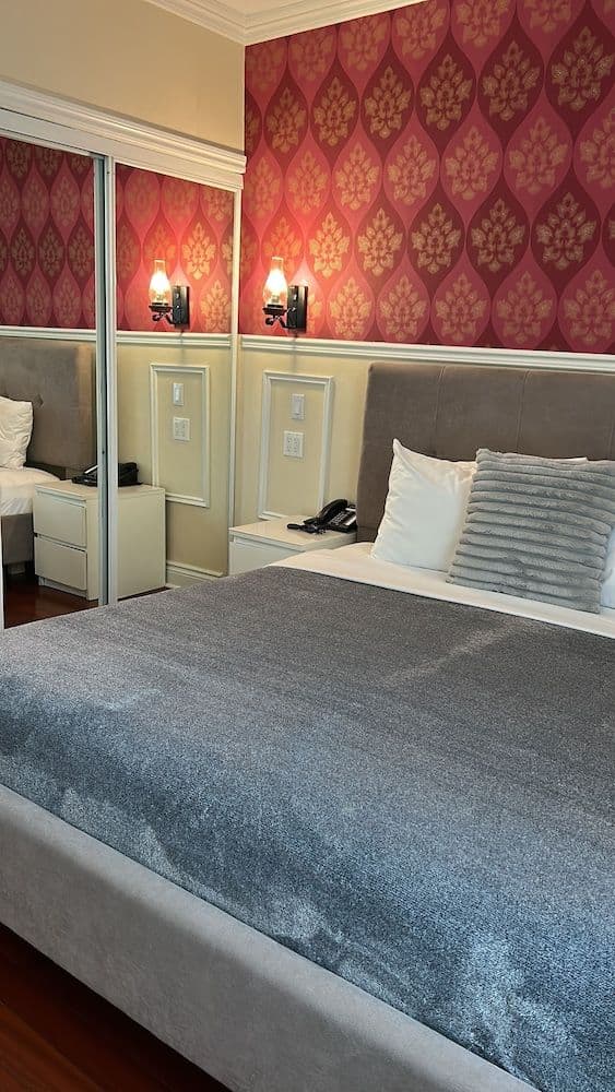 Deluxe Suite, 1 King Bed with Sofa bed