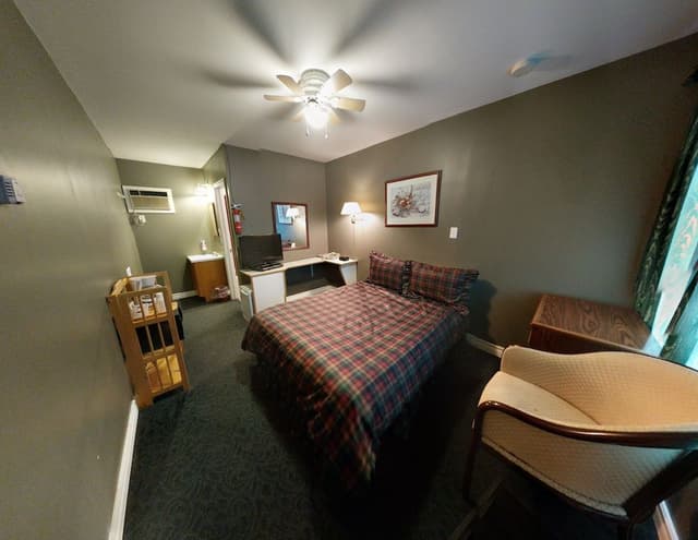 Standard Room, 1 Queen Bed