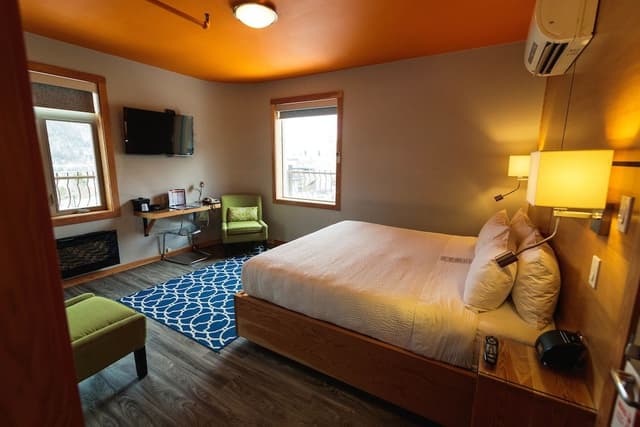 Deluxe Room, 1 King Bed, Mountain View