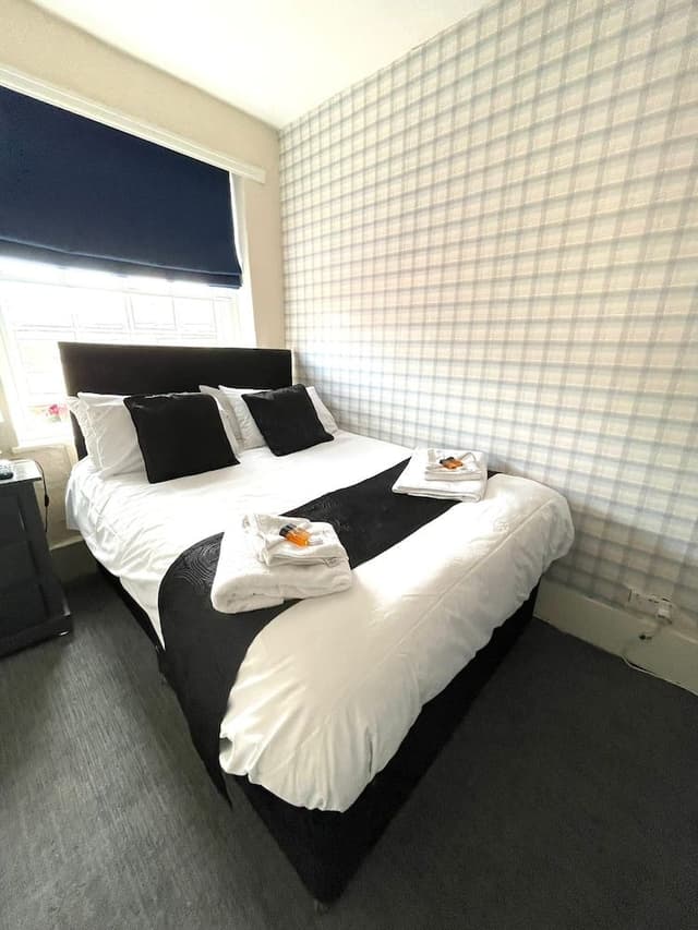 Double Room, Ensuite (Compact - Room 07)