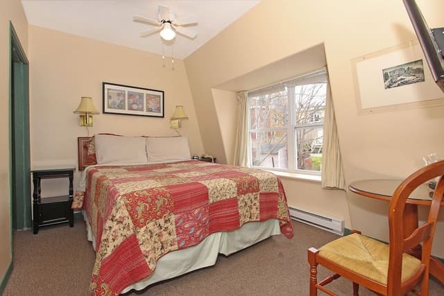 Comfort Room, 1 Queen Bed