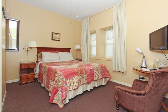 Comfort Room, 1 Queen Bed