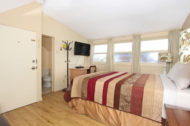 Loft, 1 Queen Bed, City View (Top Floor - 2 flights of stairs)