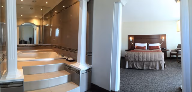 Superior Suite, 1 Queen Bed, Jetted Tub
