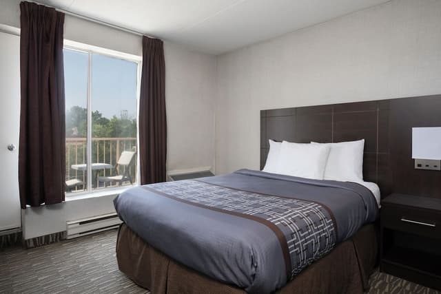 Standard Room, 1 Queen Bed (Non-wheelchair Accessible)