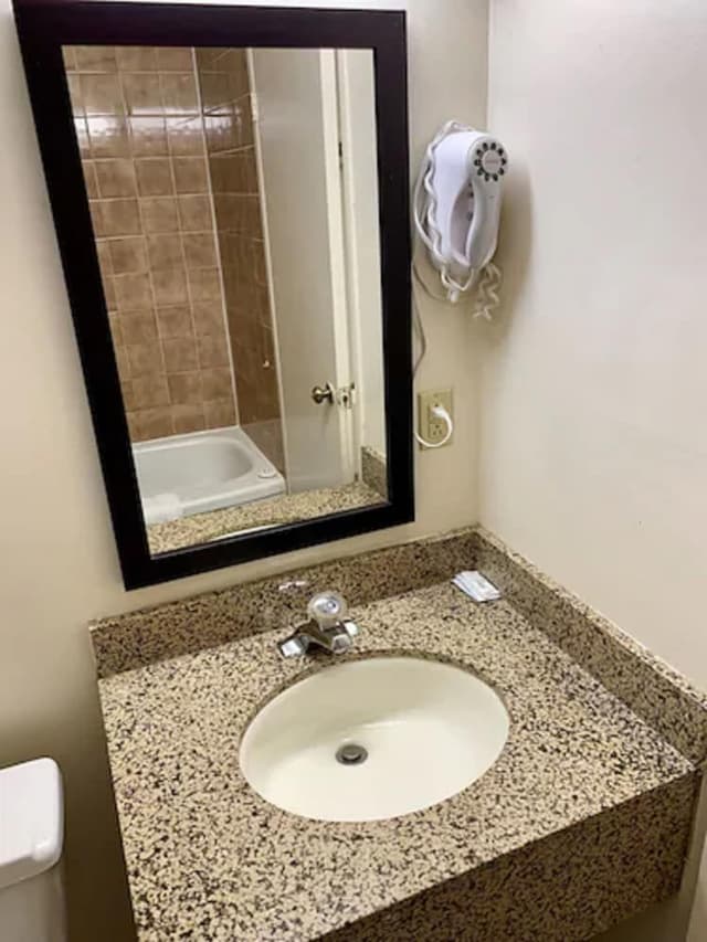 Standard Room, 1 Queen Bed (Non-wheelchair Accessible)