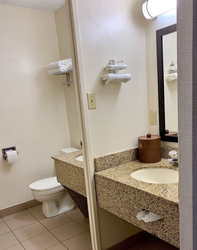 Standard Room, 1 Queen Bed (Non-wheelchair Accessible)
