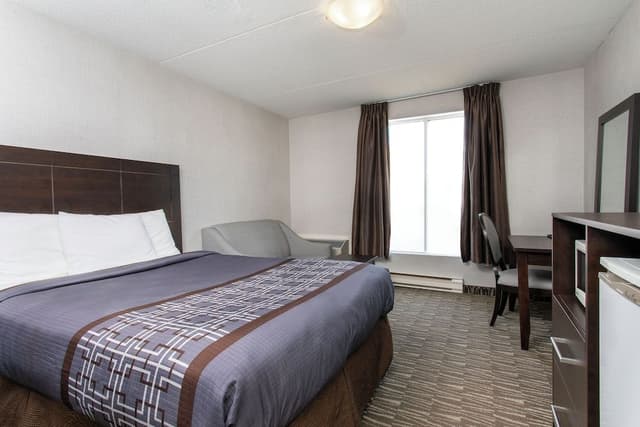 Standard Room, 1 Queen Bed (Non-wheelchair Accessible)