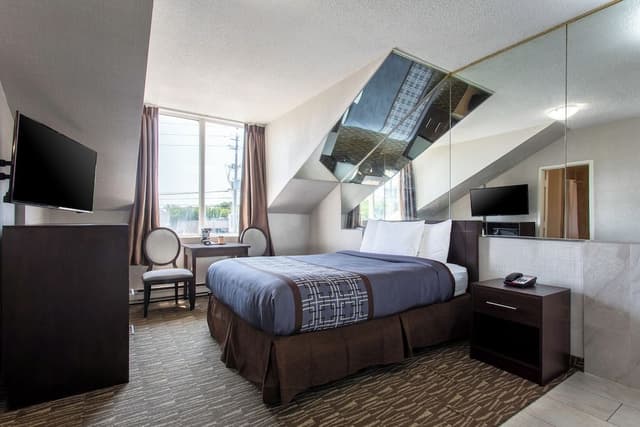 Single-Floor 1 Queen Bed Suite, Heart-Shaped Jetted Tub (Non-wheelchair Accessible)