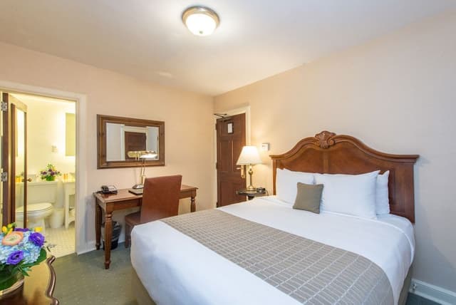 Standard Room, 1 Queen Bed