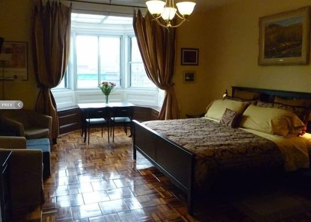Classic Room, 1 King Bed, Shared Bathroom