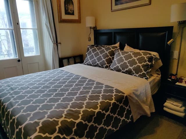 Classic Room, 1 King Bed, Shared Bathroom