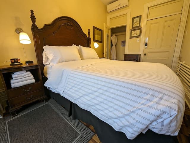 Classic Room, 1 Queen Bed, Shared Bathroom