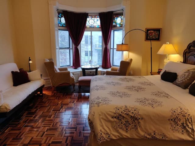 Classic Room, 1 King Bed, Shared Bathroom
