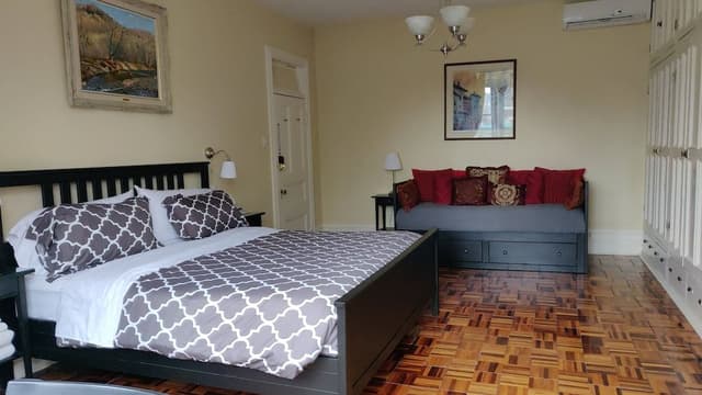 Classic Room, 1 King Bed, Shared Bathroom