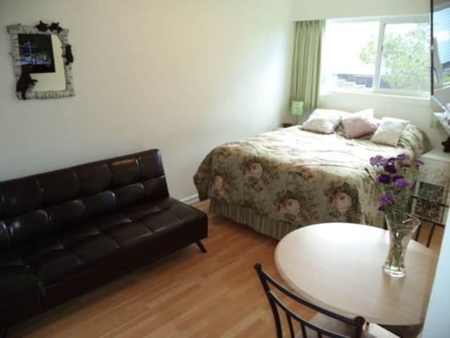 Room (Queen Room Ensuite Bath)
