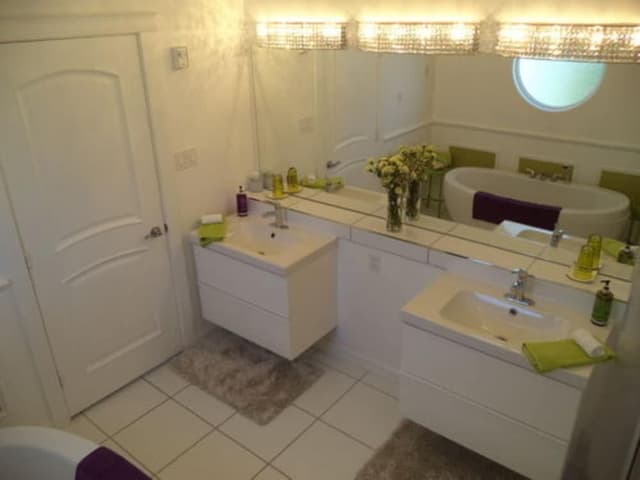 Room (King Room Ensuite Bath)