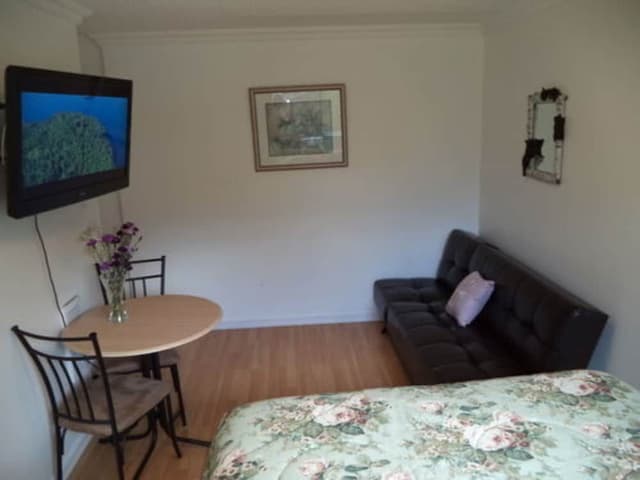 Room (Queen Room Ensuite Bath)