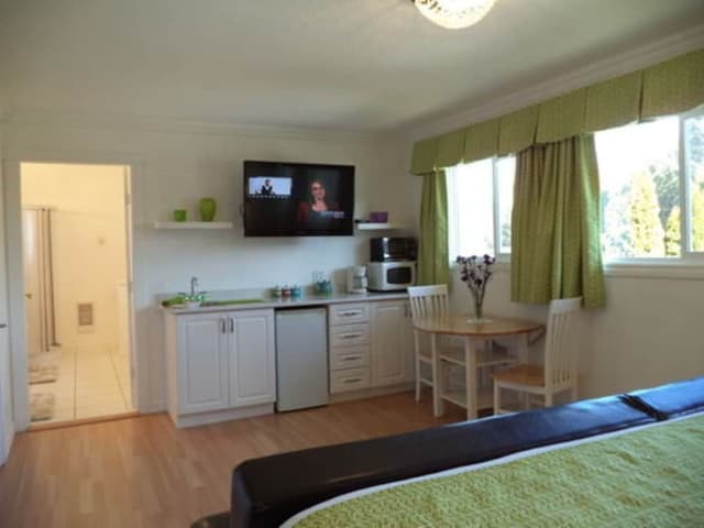 Room (King Room Ensuite Bath)