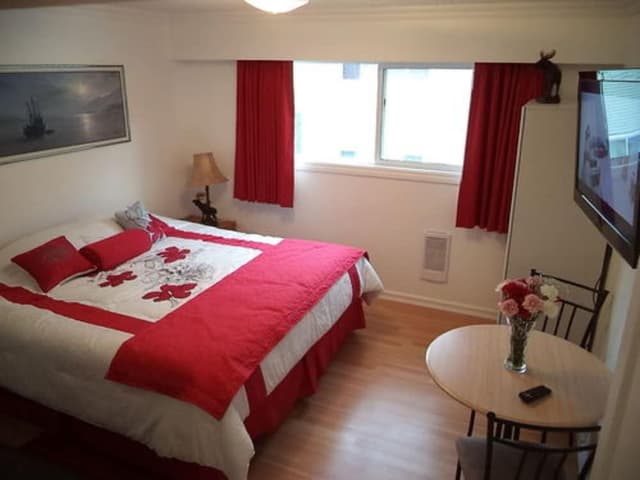 Room (Queen Room with Shared Bath)