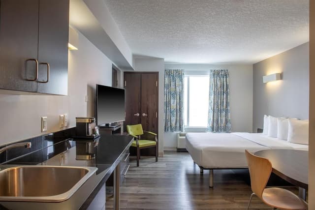 Deluxe Room, 1 King Bed, Non Smoking, Kitchenette