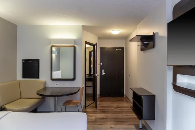 Standard Room, 1 Queen Bed, Roll-in Shower, Non Smoking