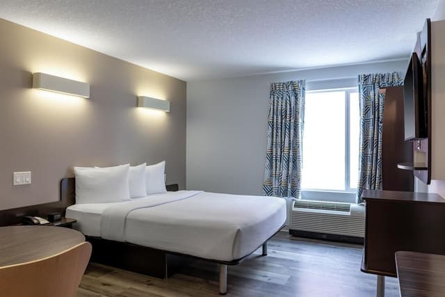 Standard Room, 1 Queen Bed, Roll-in Shower, Non Smoking