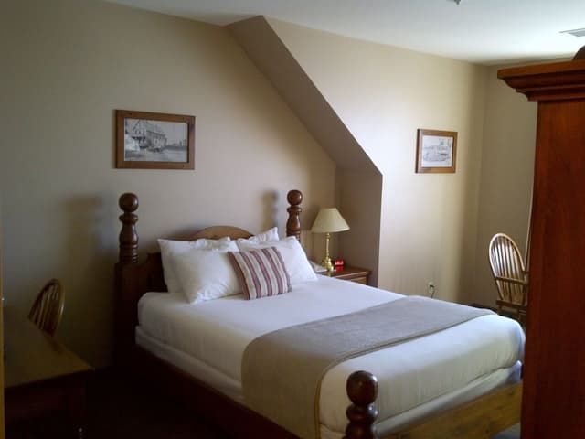 Standard Room, 1 Queen Bed