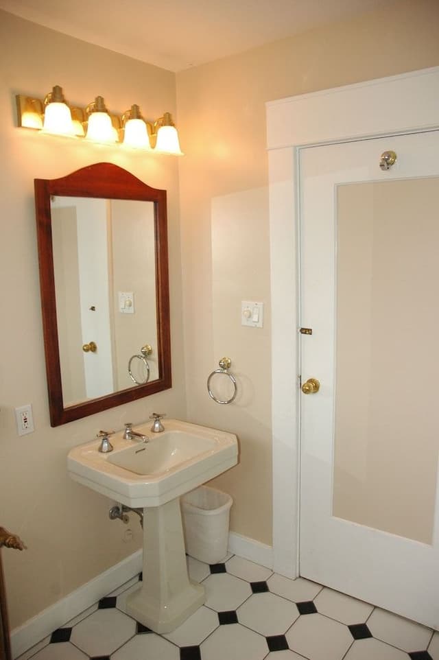 Economy Room, Shared Bathroom