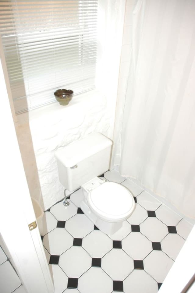 Basic Room, 1 Queen Bed- Basement Level