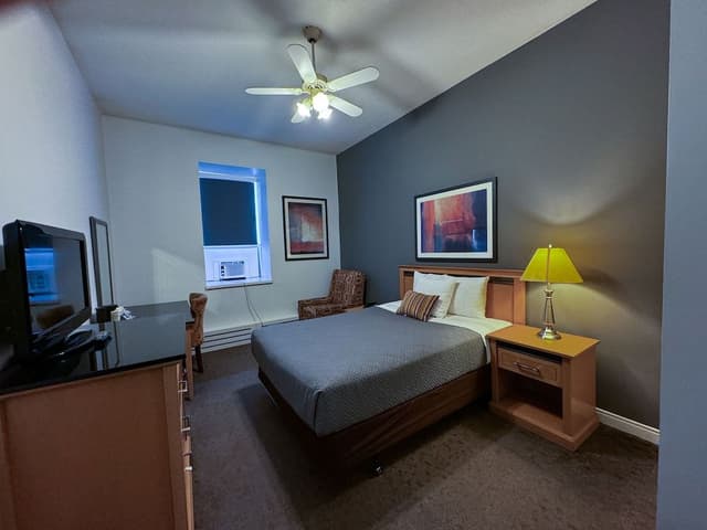 Standard Room, 1 Queen Bed (Rear Facing)