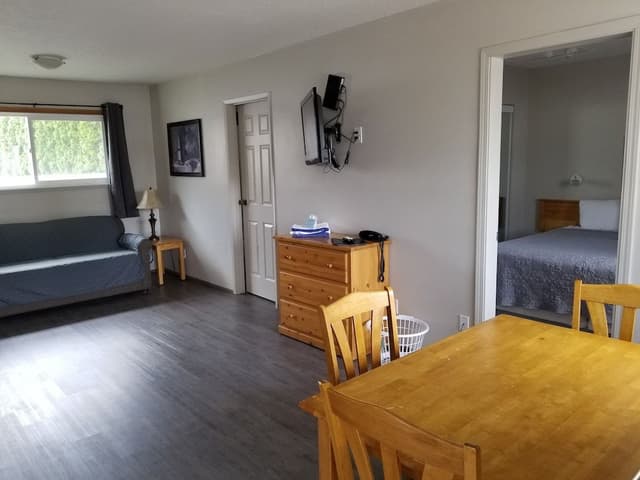 King 1 Bedroom Suite with Kitchen