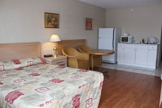 Standard Room, 1 Queen Bed