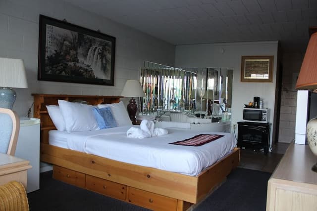 Honeymoon Suite, 1 Queen Bed, Jetted Tub