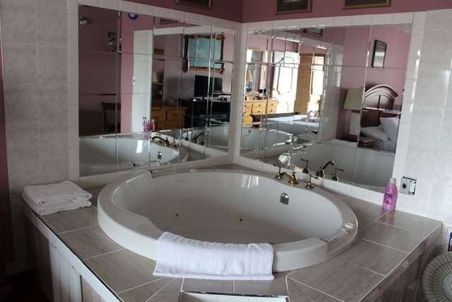 Honeymoon Suite, 1 Queen Bed, Jetted Tub
