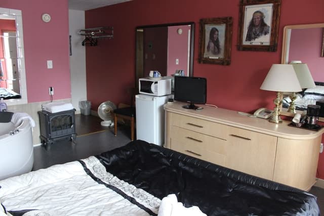Honeymoon Suite, 1 Queen Bed, Jetted Tub