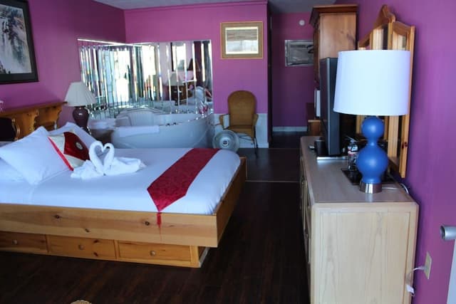 Honeymoon Suite, 1 Queen Bed, Jetted Tub