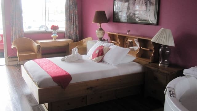 Honeymoon Suite, 1 Queen Bed, Jetted Tub