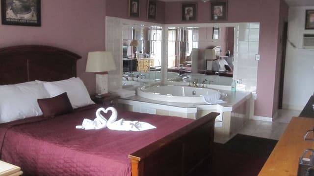 Honeymoon Suite, 1 Queen Bed, Jetted Tub